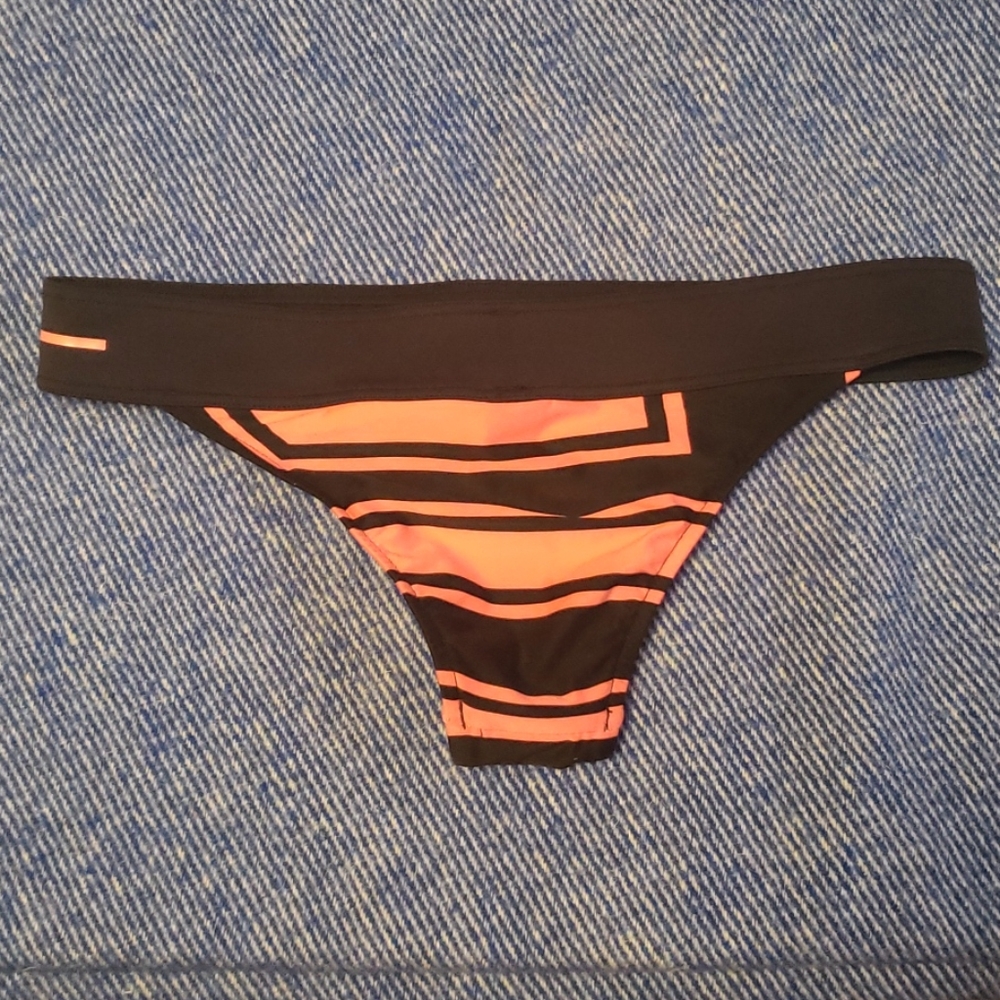 Bikini - Picture 2 of 4